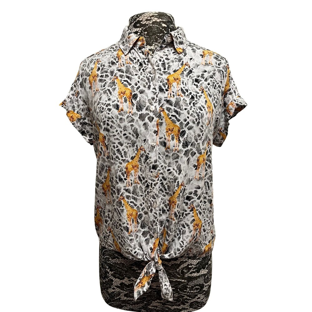 Women's Giraffe Print Button-up Shirt Size M Safari Vacation Quirky Animal Print